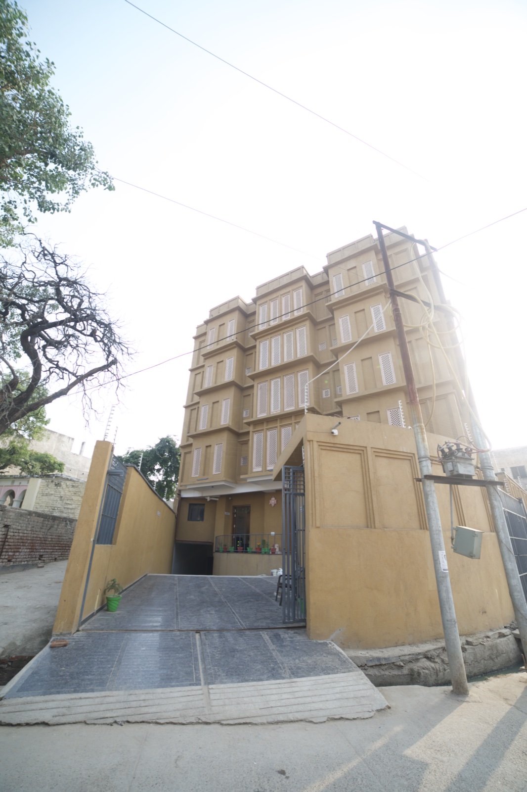 Entrance of Shri Devraha Baba Sewa Ashram